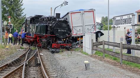 Dippoldiswalde: LKW kracht in Weißeritztalbahn .